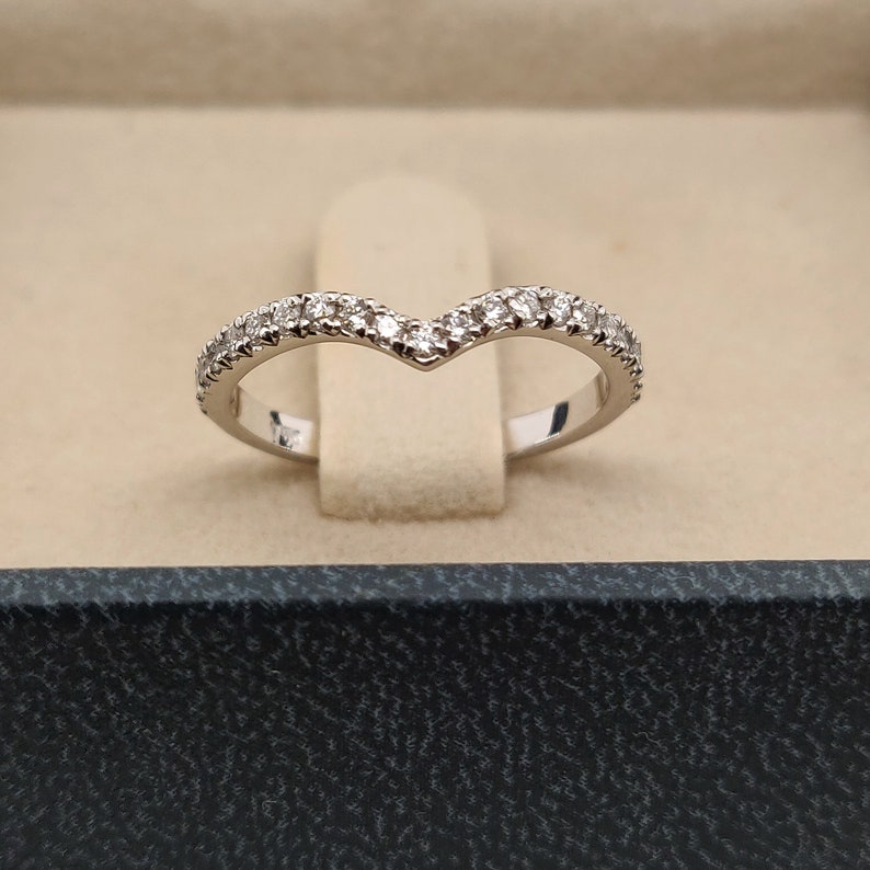 0.21 CT Round Curved EF/VS1 Diamond Engagement Ring